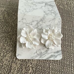White flower with pearl earrings NWOT